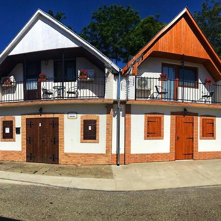 Berger Pince Es Vendeghaz Hotel Csaszartoltes Luaran gambar