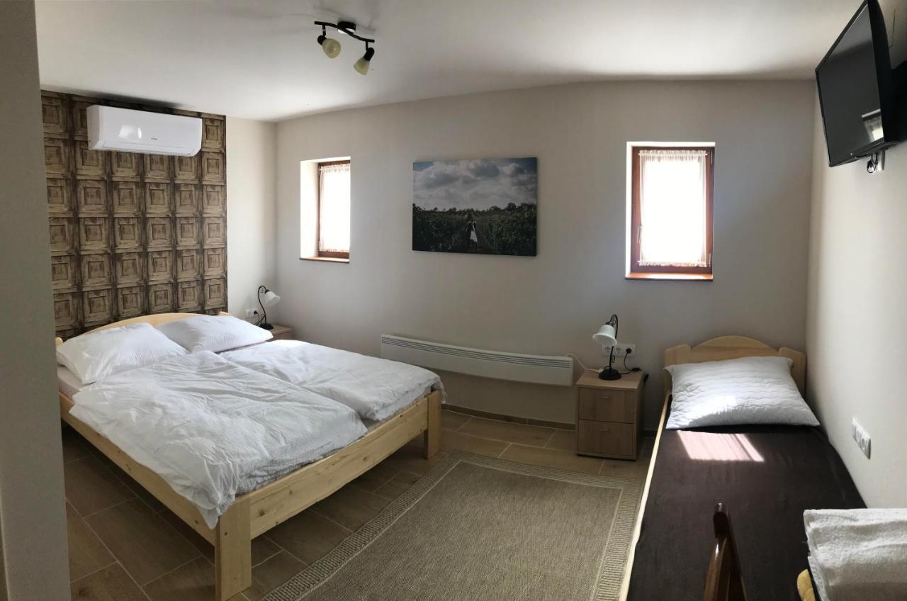 Berger Pince Es Vendeghaz Hotel Csaszartoltes Luaran gambar