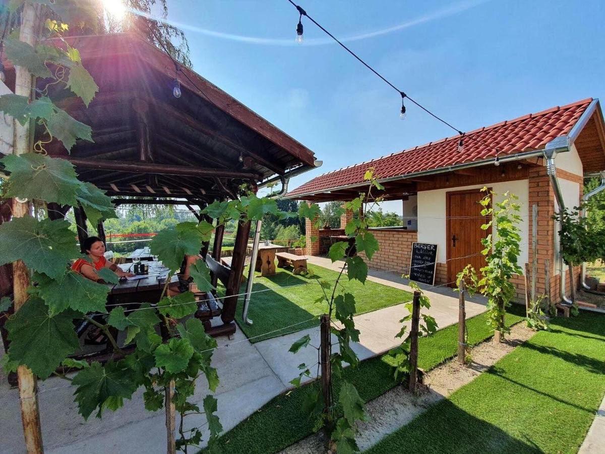 Berger Pince Es Vendeghaz Hotel Csaszartoltes Luaran gambar