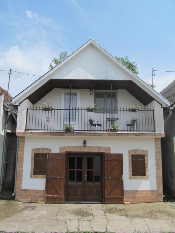 Berger Pince Es Vendeghaz Hotel Csaszartoltes Luaran gambar