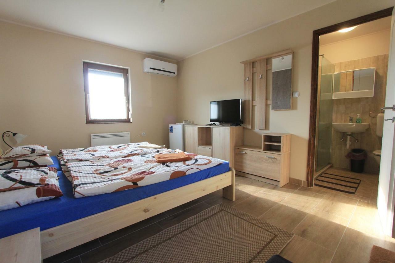 Berger Pince Es Vendeghaz Hotel Csaszartoltes Luaran gambar