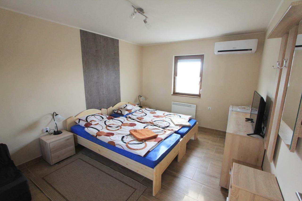 Berger Pince Es Vendeghaz Hotel Csaszartoltes Luaran gambar